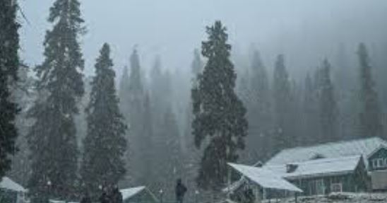 'कश्मीर के ऊंचे इलाकों में बर्फबारी, मैदानी इलाकों में बारिश | '